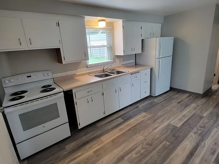 413 S Railroad St — Photo 2