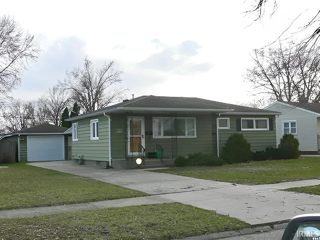 2806 Macarthur Ave photo 1