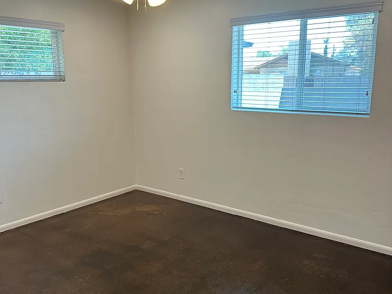 1815 E Minnezona Ave — Photo 10