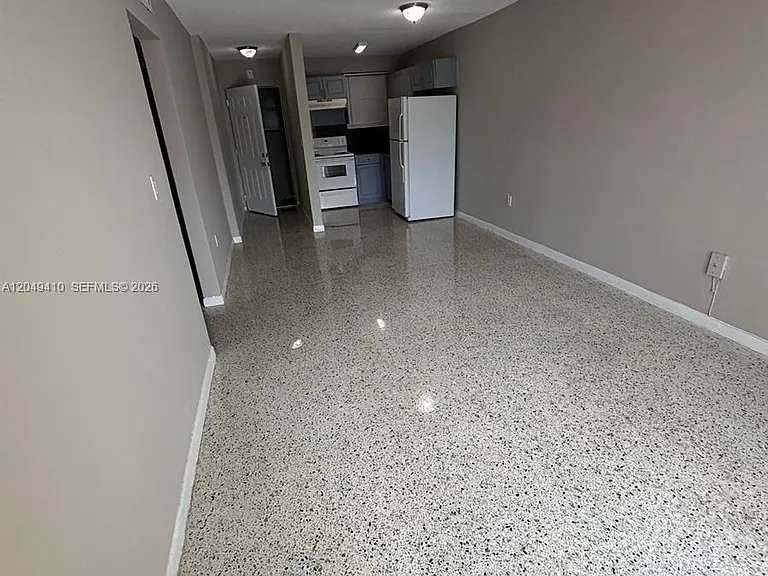 1047 SW 7th St #12 — Photo 3
