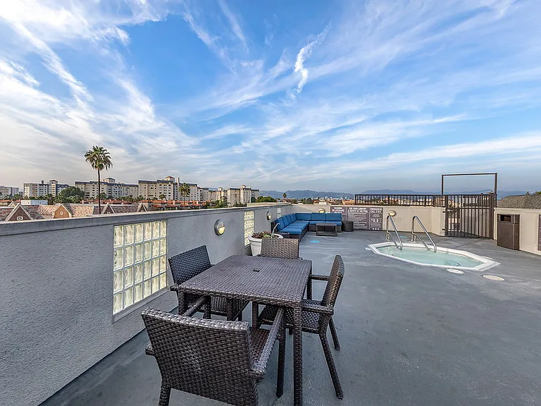 Essex Properties at Miracle Mile — Photo 27