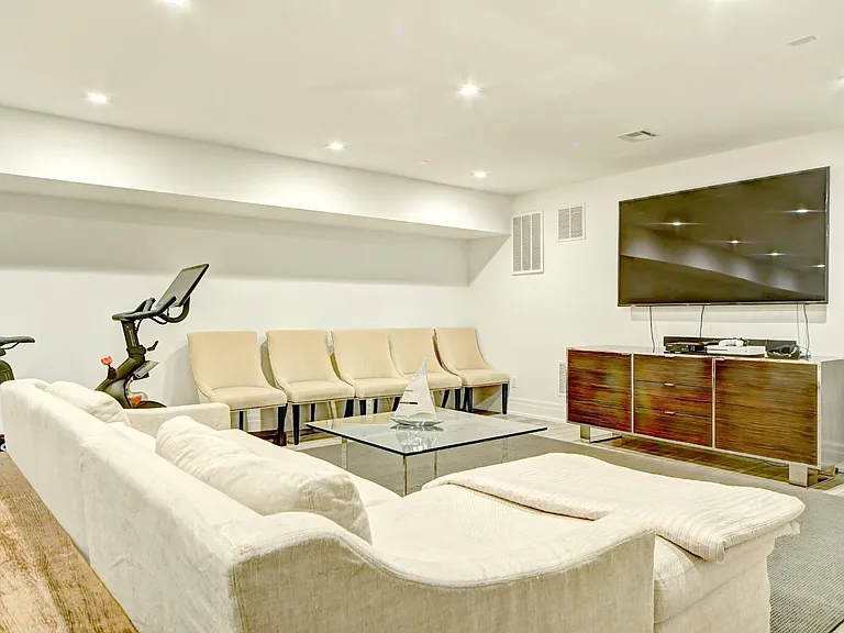82 Harbor Dr — Photo 44