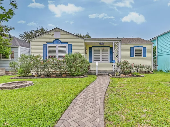 4817 Alamo Dr, Galveston, TX 77551