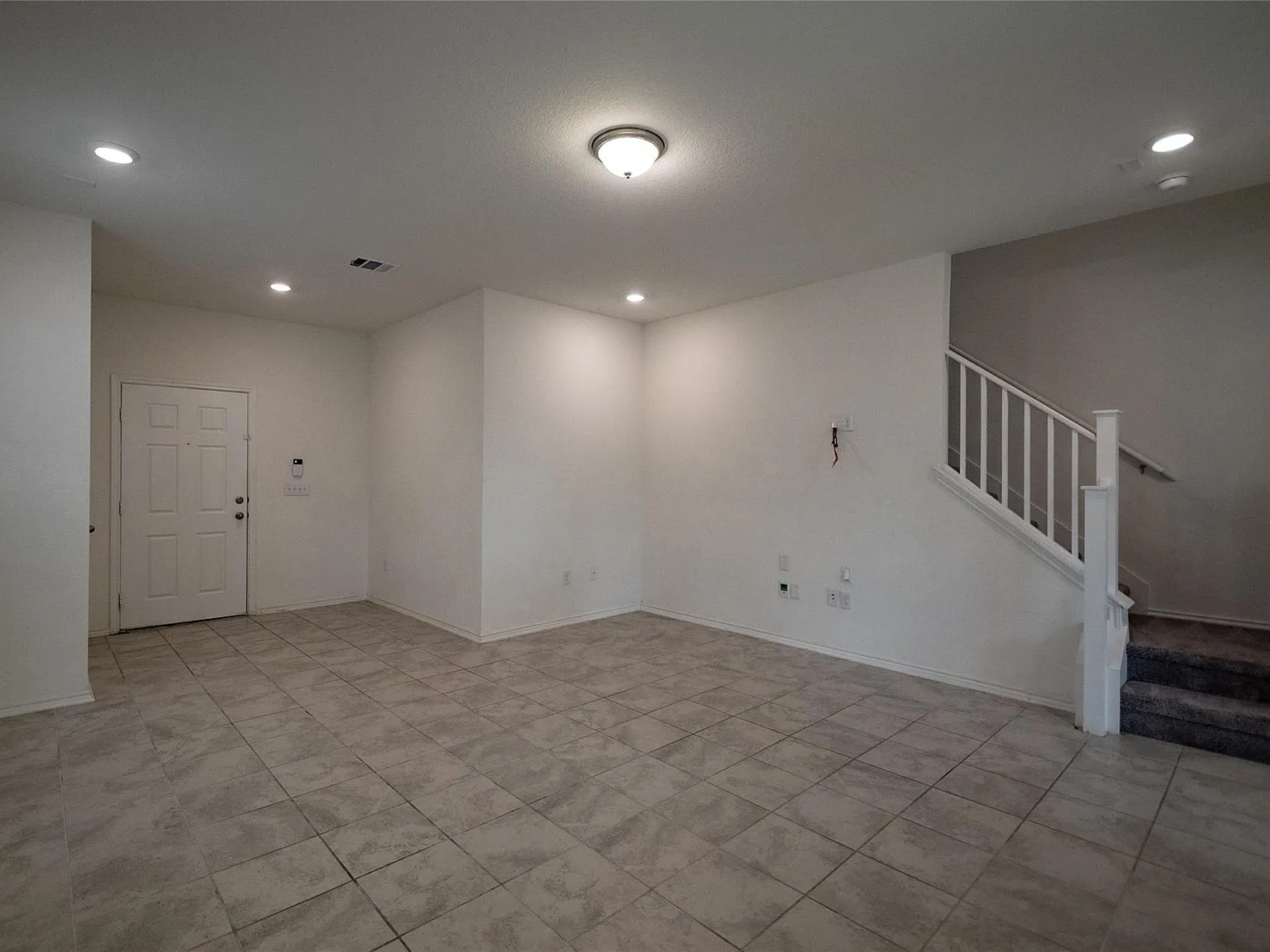 3 bed, 2.5 bath, 2101 sqft, $2,290 — Photo 3