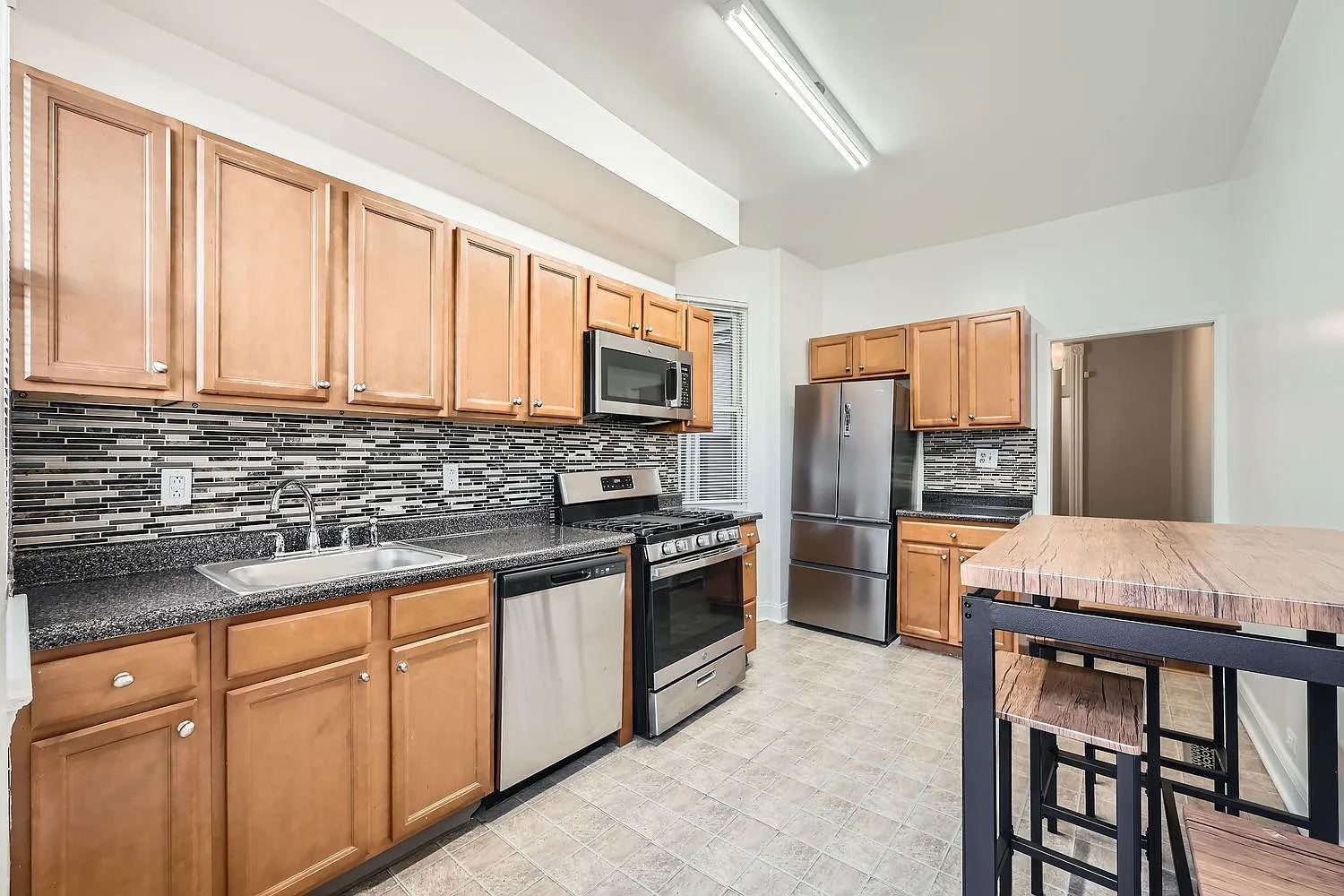 4 bed, 2.0 bath, 1300 sqft, $884 — Photo 4