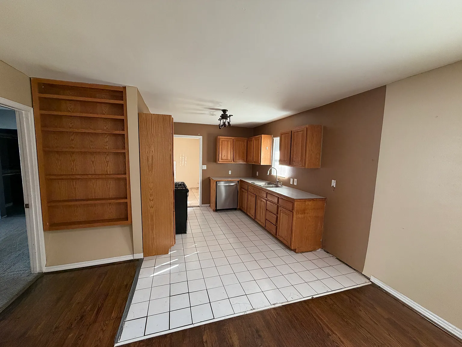 305 W Lindburg — Photo 3