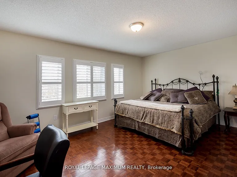 195 Gidleigh Park Cres W — Photo 16