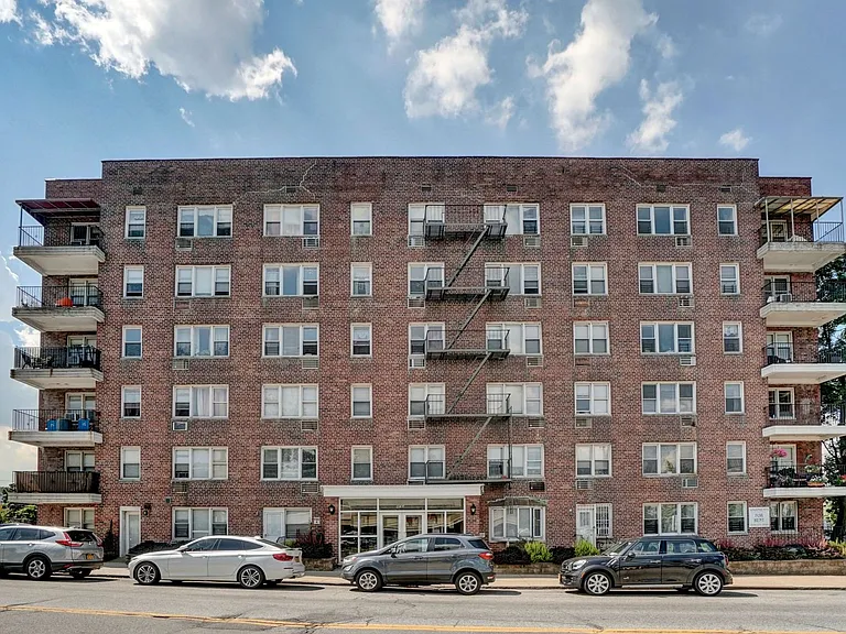 675 McLean Ave — Photo 1