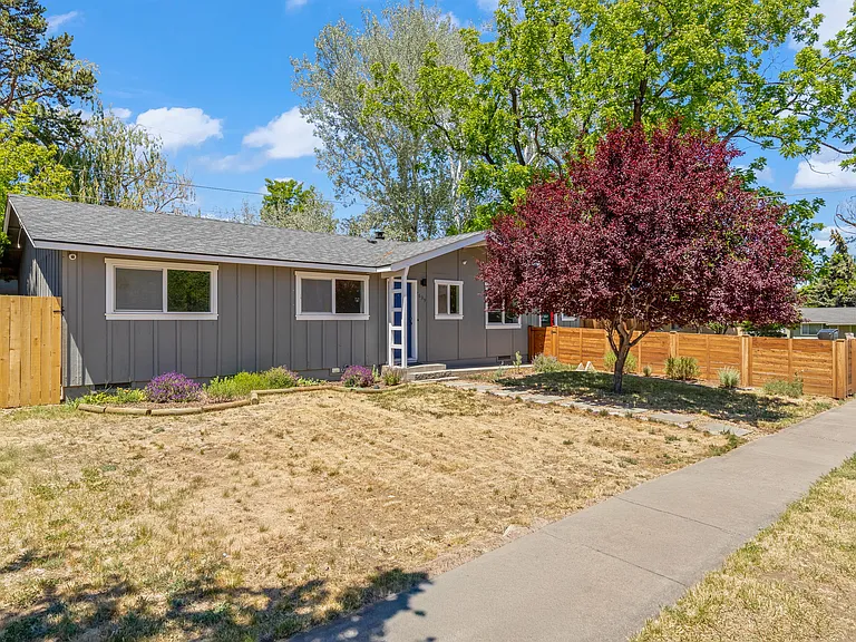 2639 NE Harvey Ln — Photo 2
