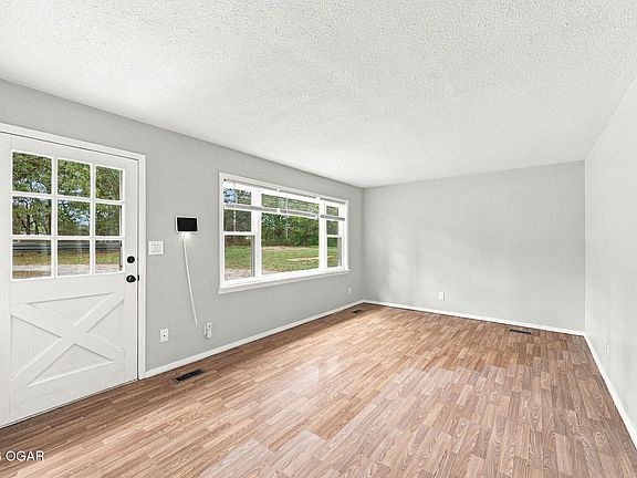 5th image of 883 Lark Rd