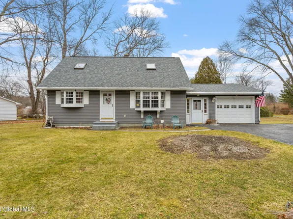 27 E Wiggand Drive, Glenmont, NY 12077