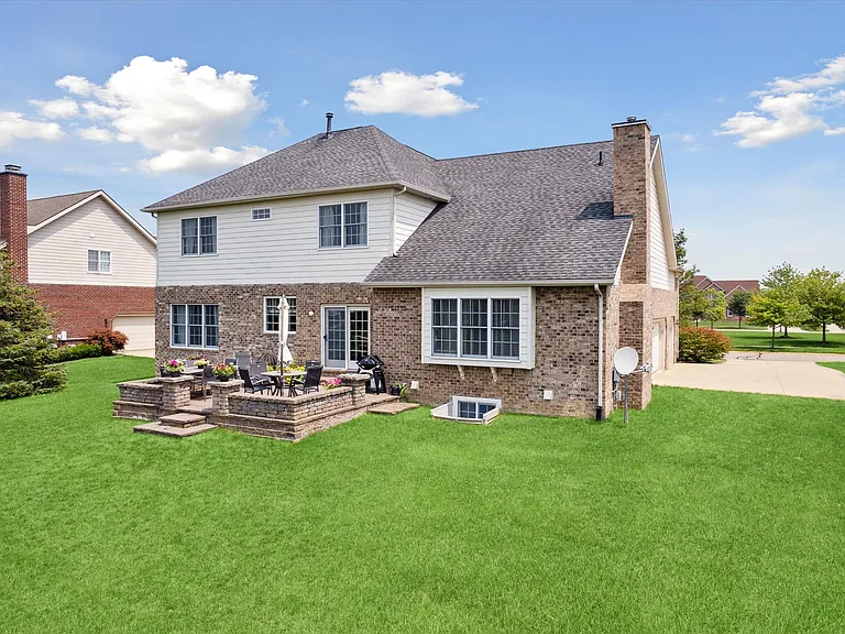 24323 Bellingham Dr — Photo 37