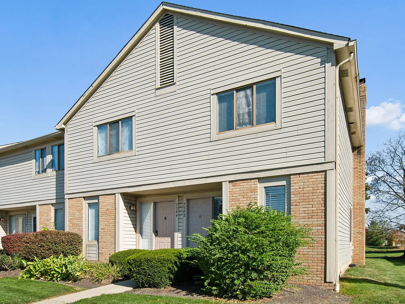 2 bed, 1.5 bath, 1200 sqft, $1,699 — Photo 2