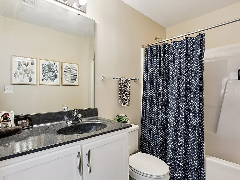 21-web-or-mls-University Ave-S2210-021