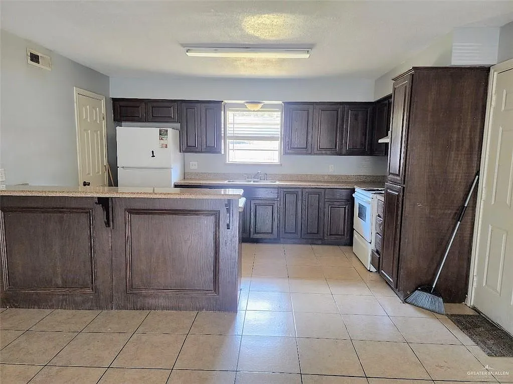 2 bed, 2.0 bath, 1050 sqft, $1,100 — Photo 3