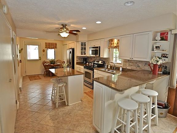 Eat-in Kitchen