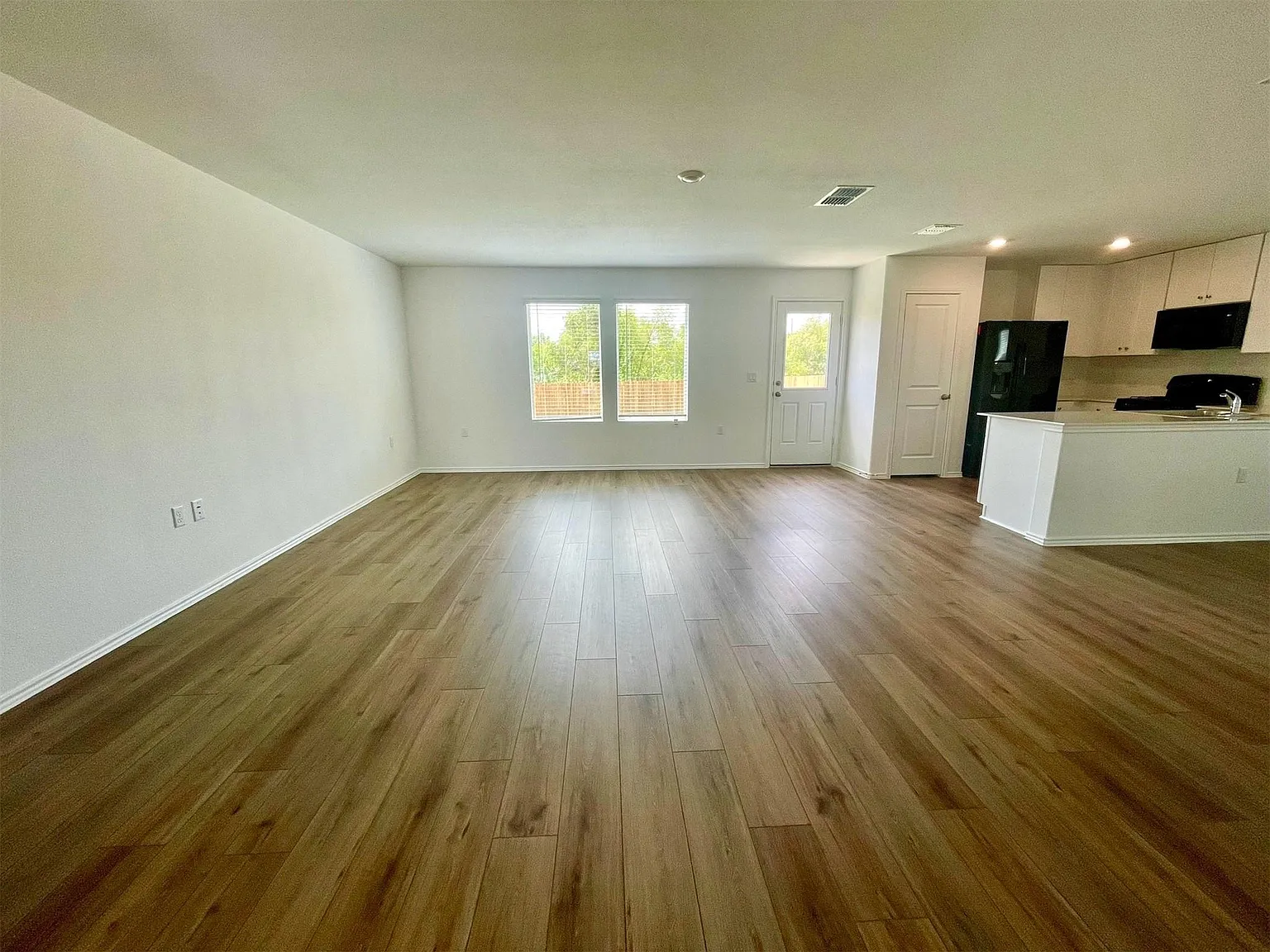 4 bed, 2.5 bath, 2000 sqft, $2,300 — Photo 3