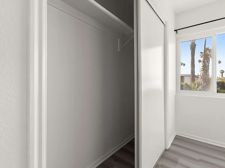 (Ar/Jo/Em:C) 1040 W. 91st Street — Photo 16