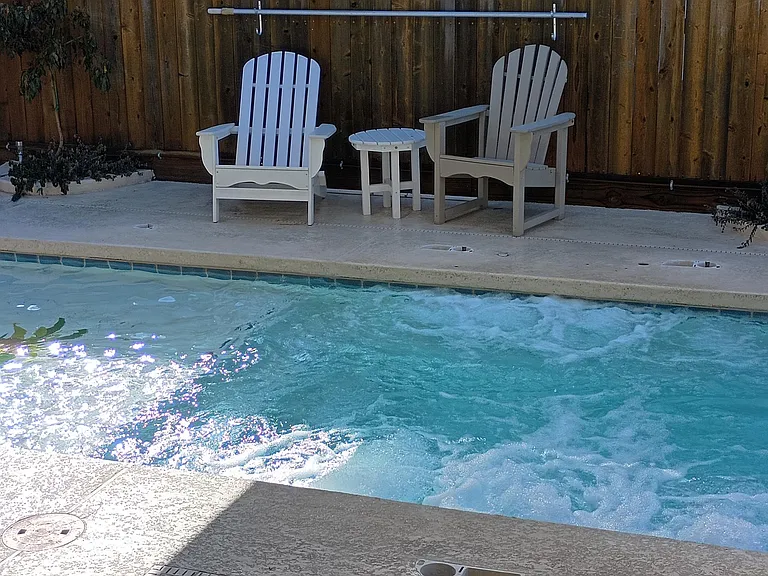 Jacuzzi in Pool. Cup holders pool side.