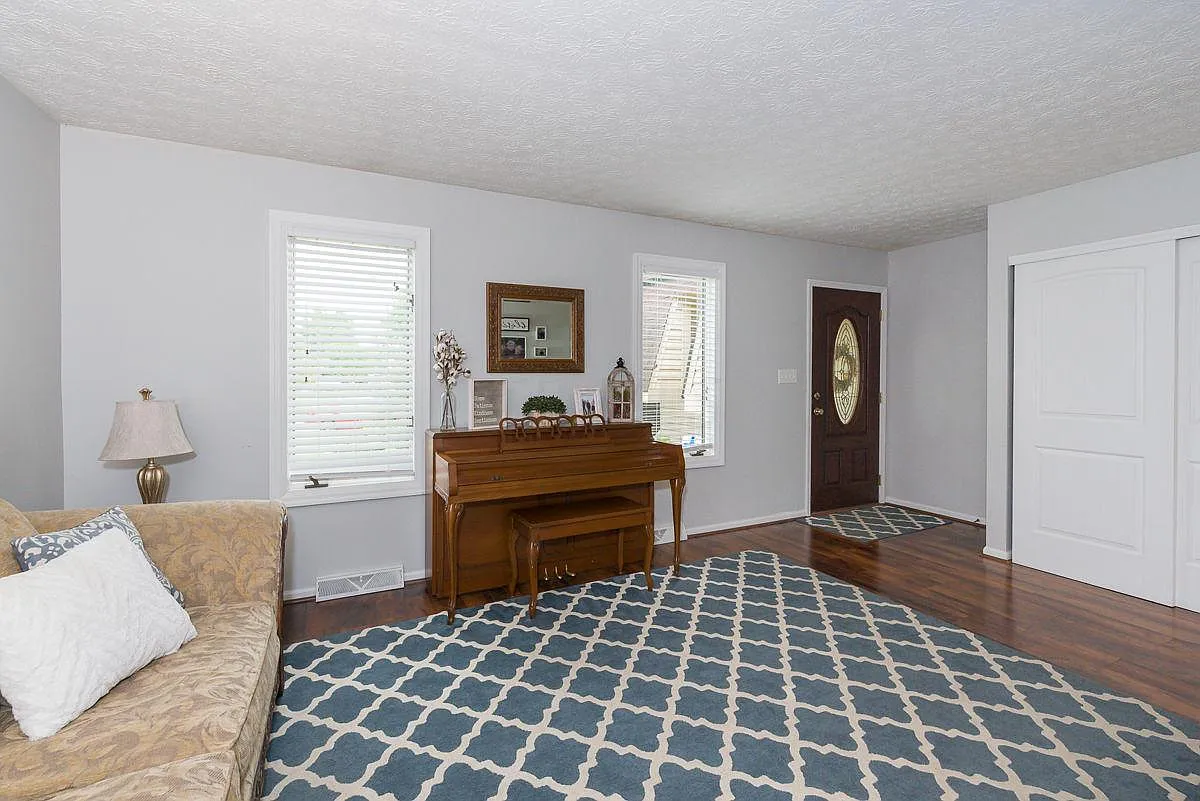 5 bed, 3300 sqft, $3,400 — Photo 4