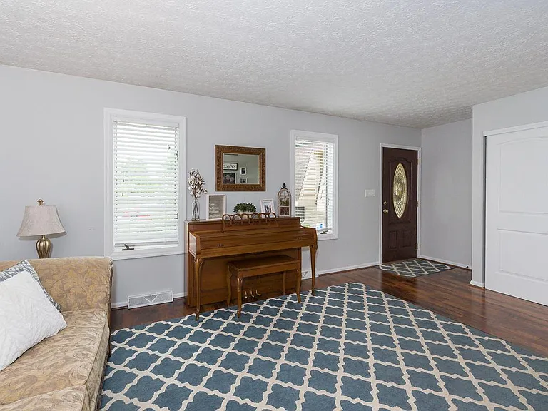 1617 Slade Ave — Photo 4