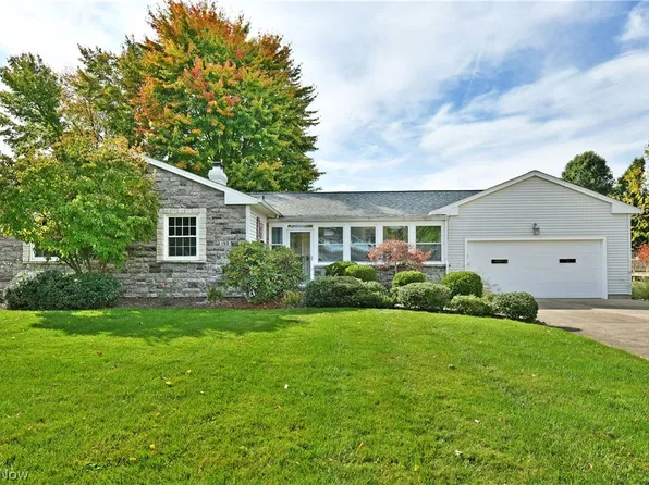 190 Maple Leaf Dr, Hubbard, OH 44425