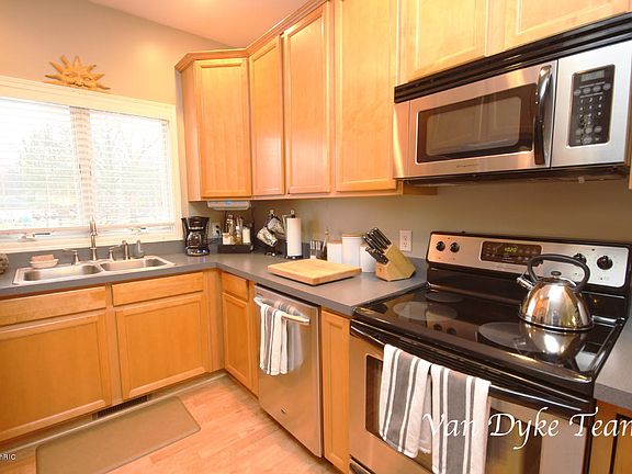 3rd image of 12450 Bayview Dr #10