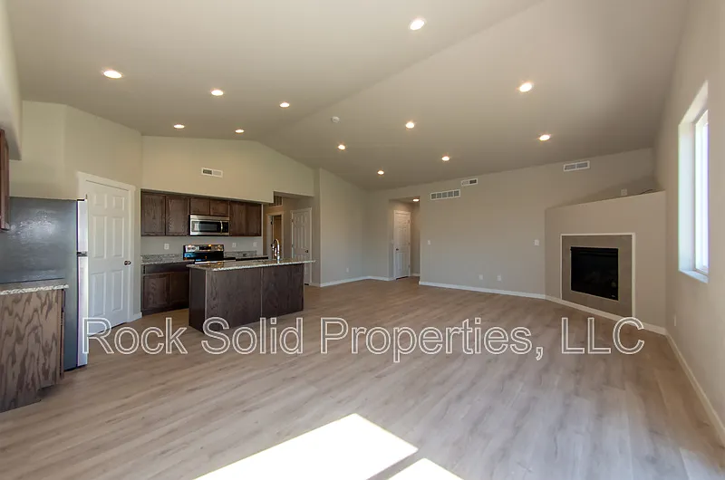 3 bed, 2.0 bath, 1541 sqft, $2,595 — Photo 3