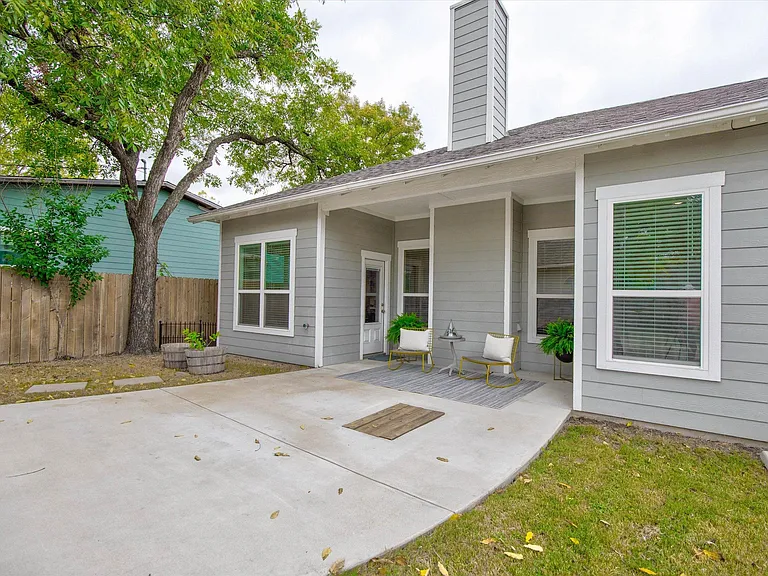 2700 Gladstone Dr — Photo 32