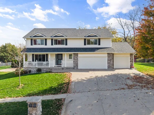 909 S 10th St, Adel, IA 50003