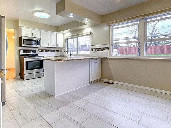 5th image of 3296 Bluett Dr