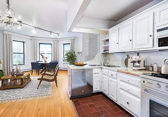 3rd image of 252 W 102nd St APT 6
