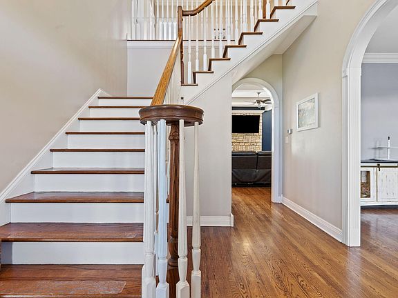 4th image of 221 Creekwood Way