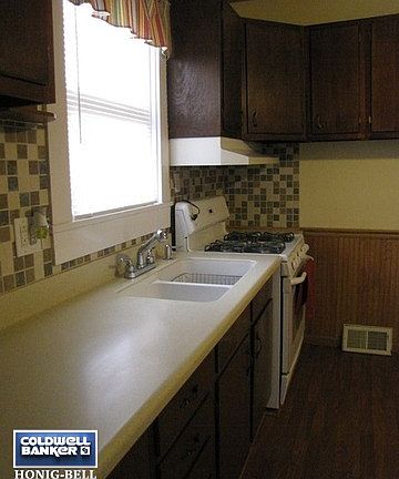 4th image of 329 E Marquette St