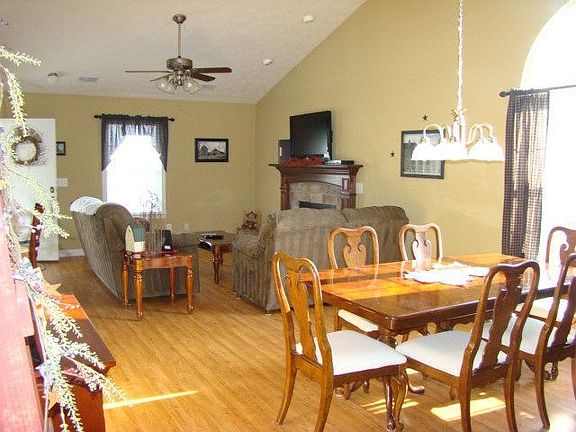 3rd image of 929 Holly Ct