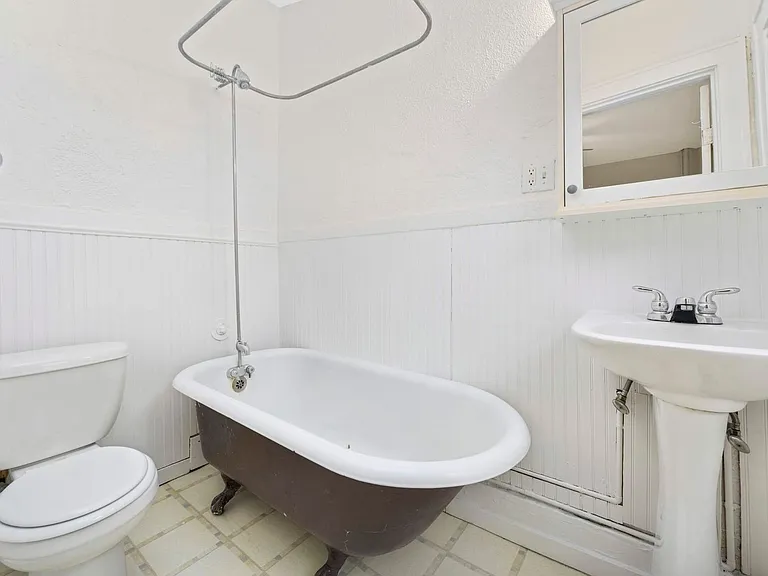 2871 Irving — Photo 11