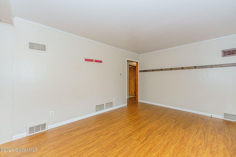 5th image of 13 Hoyt Road