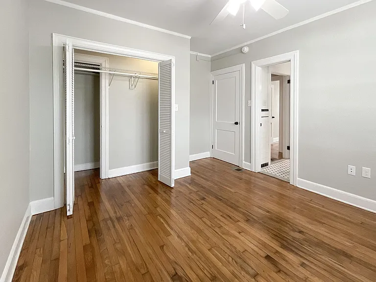 735 E 52nd St — Photo 17
