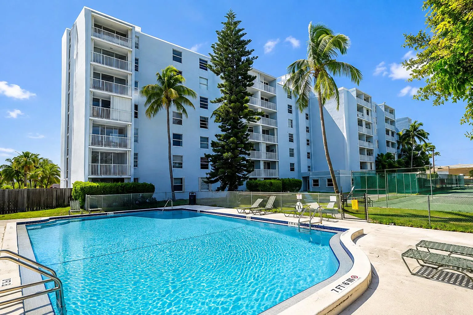 2 bed, 2.0 bath, 696 sqft, $3,400 — Photo 1