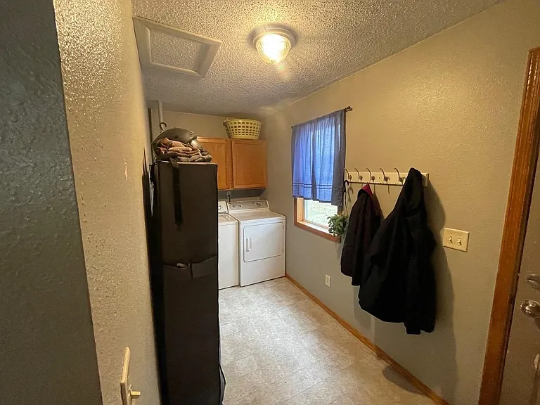 221 E James St — Photo 7