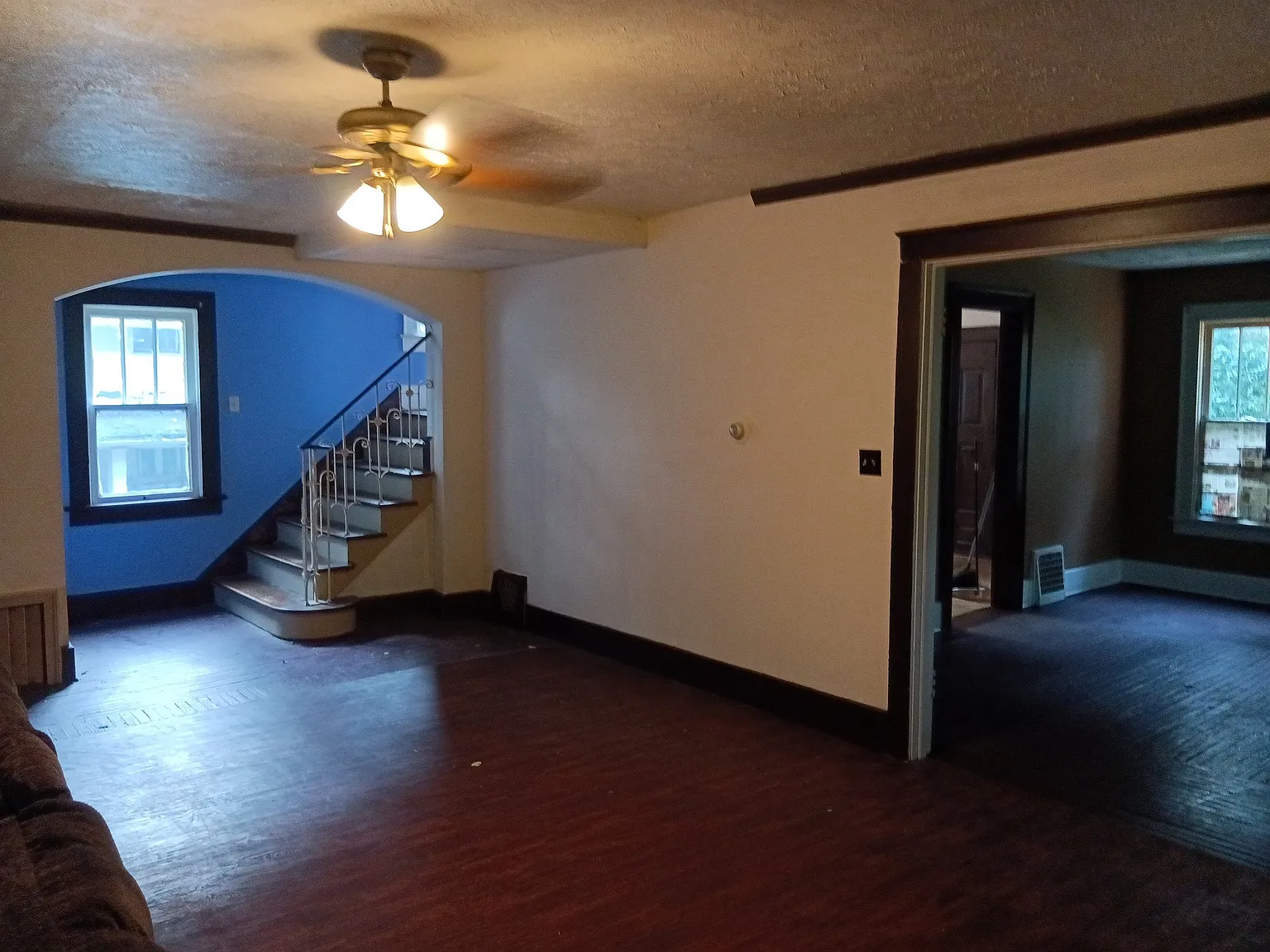 $820 3 Bed (North Hill) with Huge Park- Like Yard — Photo 3