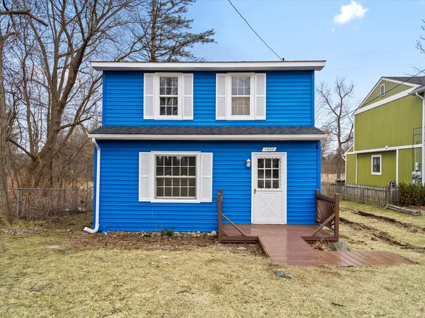 1424 Beach Dr, Lake Orion, MI 48360