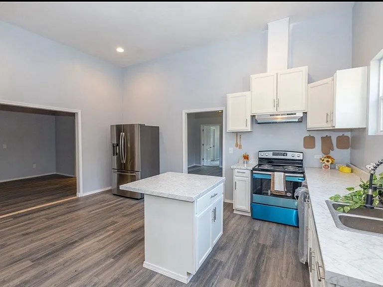 2113 Summerville Rd #1 — Photo 4