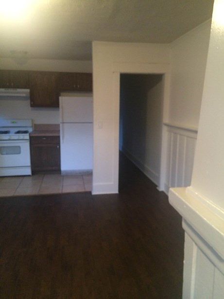 2nd image of 811 W 50th Pl