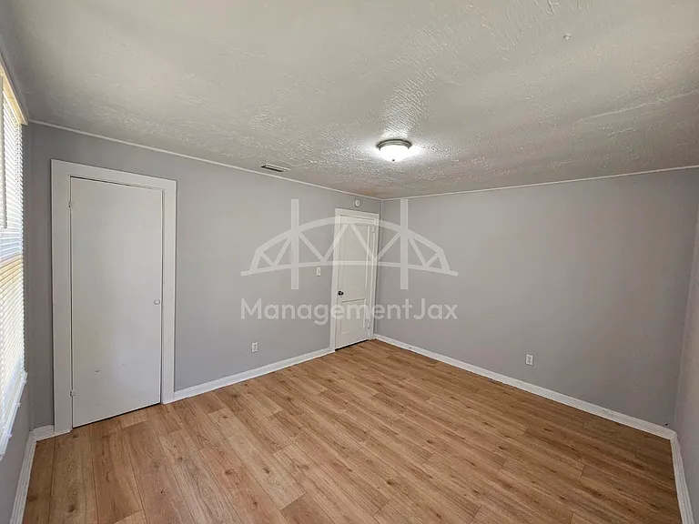 2040 W 15th St — Photo 11