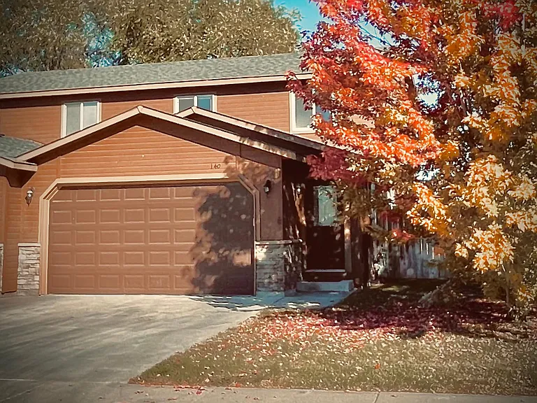 140 SW Quaker Dr — Photo 1