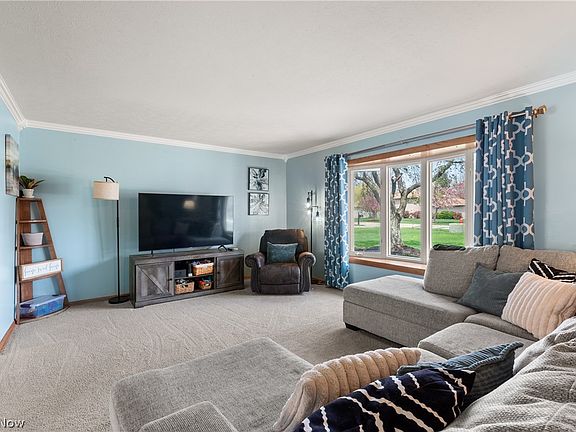 5th image of 3215 Helen Dr