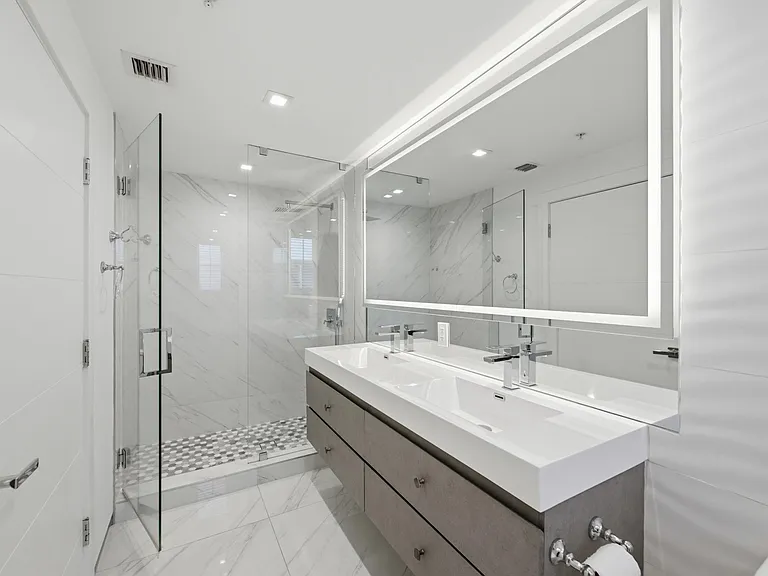 714 NE 14th Ave #102 — Photo 16