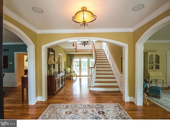 3rd image of 5 Jenny Ln