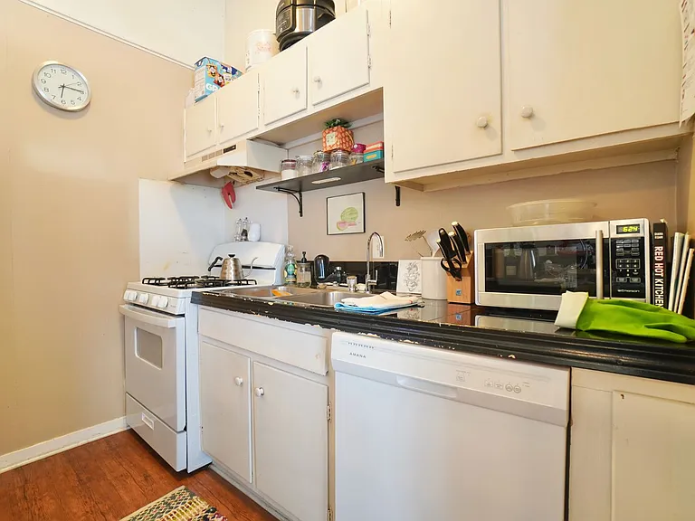 618 W 51st St #103 — Photo 7